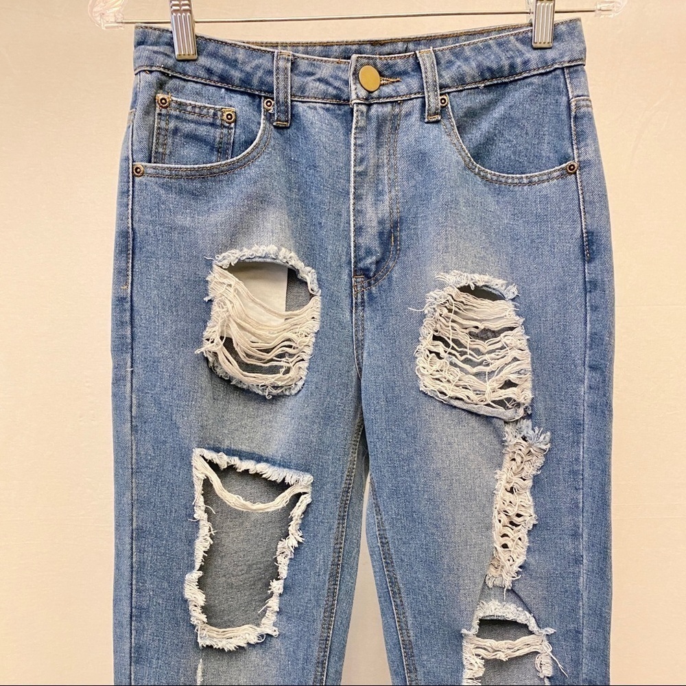 Boohoo NWT Sophie High Waist Distressed Jeans Women Light Wash Ripped Straight 2 - Picture 4 of 16